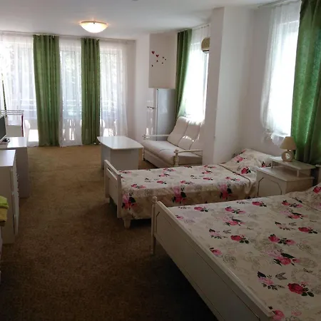Cozy With Balcony And Free Parking ゲストハウス *