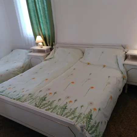Къща за гости Cozy With Balcony And Free Parking Варна