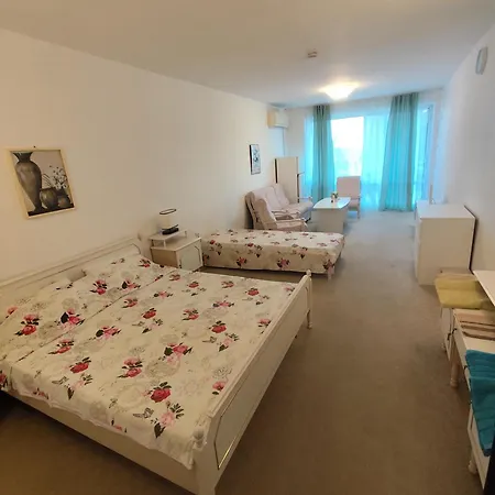 Cozy With Balcony And Free Parking