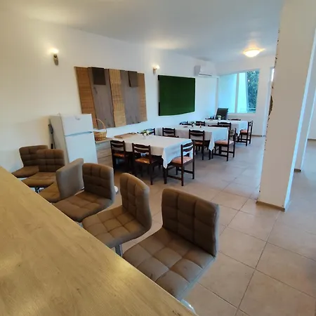 Къща за гости Cozy With Balcony And Free Parking