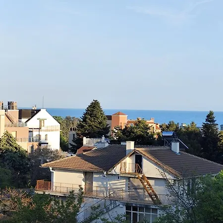 Cozy With Balcony And Free Parking Къща за гости Варна