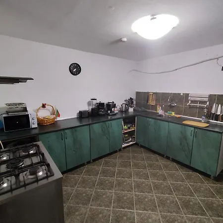 Къща за гости Cozy With Balcony And Free Parking